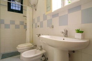 Een douche, een haardroger, een bidet