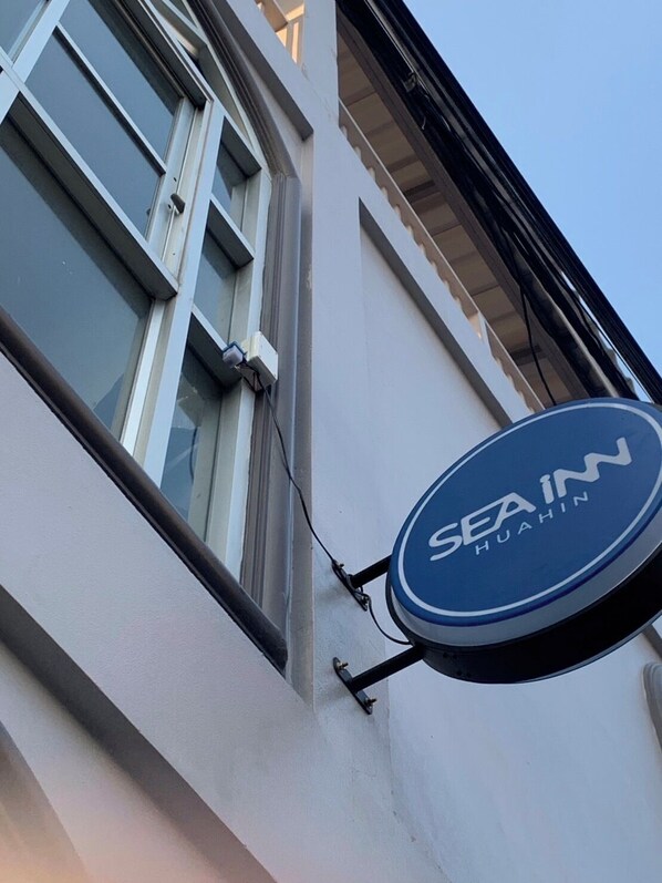 A building with a sign that reads "SEA IN HUAHIN". - Sea Inn Hua Hin (Hua Hin)