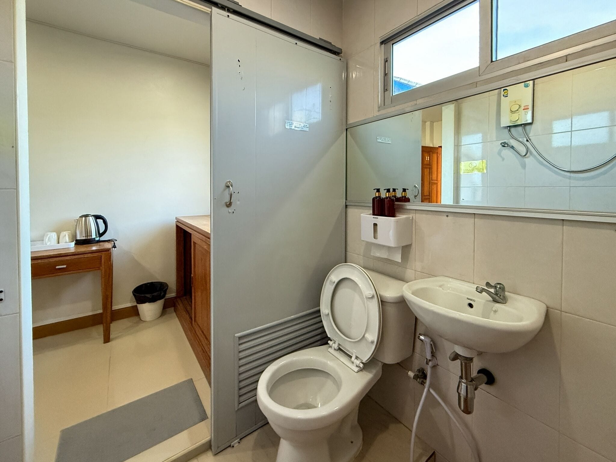 Dusj, hårføner, håndklær og såpe