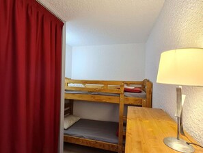 1 Schlafzimmer, Reisekinderbett, kostenloses WLAN, Bettwäsche