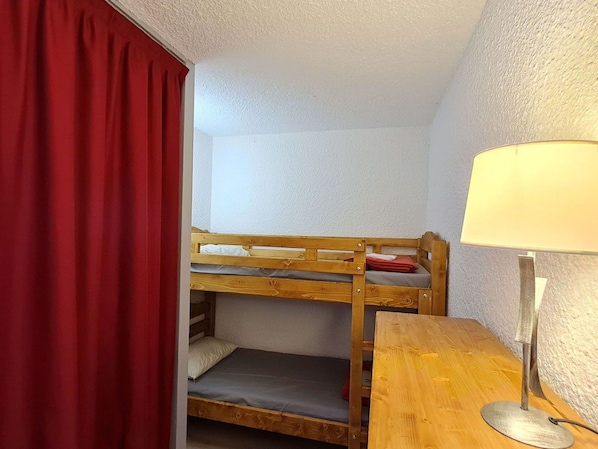 1 chambre, lit parapluie, Wi-Fi gratuit, draps fournis
