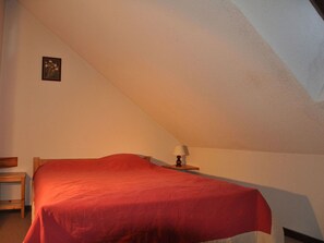 1 bedroom, travel crib, free WiFi, bed sheets - Lovely apartment for 6 people with WIFI, TV, balcony and pets allowed (Unknown)