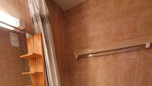 Ein Badezimmer mit Waschbecken, Spiegel und Badewanne.