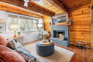 Cabaña Prestigio, 2 habitaciones, para no fumadores, cocina | Sala de estar | Smart TV de 50 pulgadas con canales digitales, chimenea y libros 