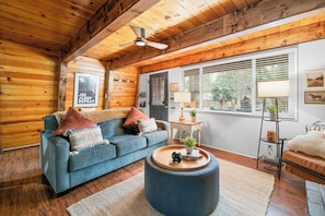 Signature Cabin, 2 Bedrooms, Non Smoking, Kitchen | Living room