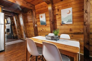 Signature Cabin, 2 Bedrooms, Non Smoking, Kitchen | In-room dining - Moonridge Manor Cozy Retreat with Hottub (Big Bear Lake)
