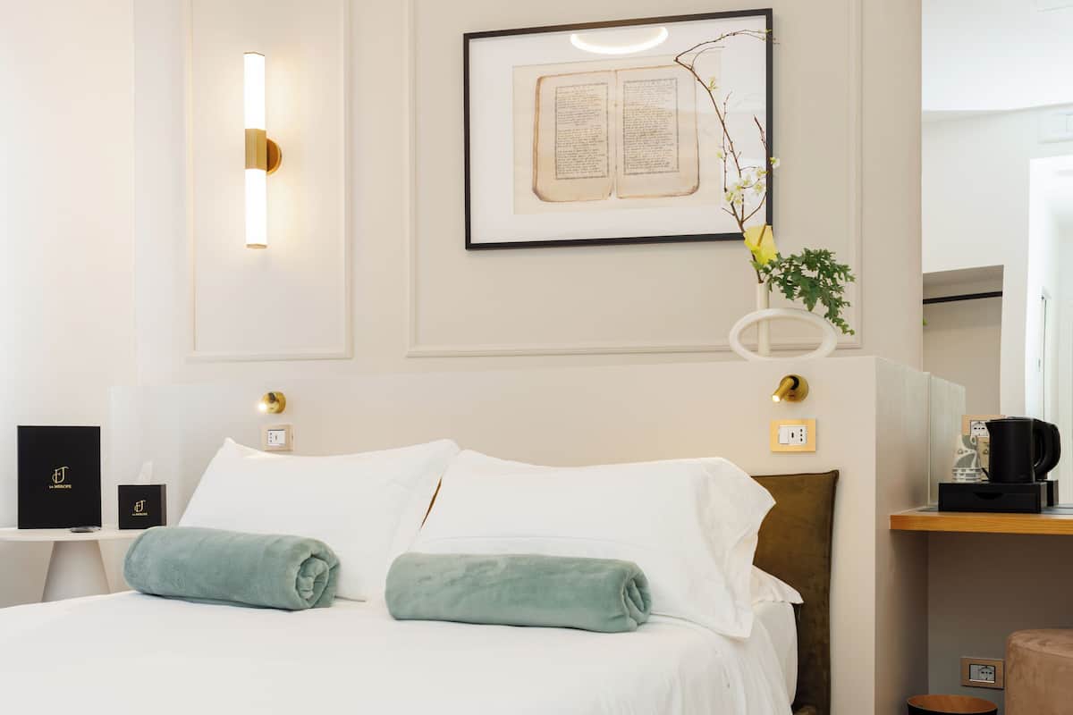 Double Room, 1 Queen Bed, Non Smoking, Private Bathroom