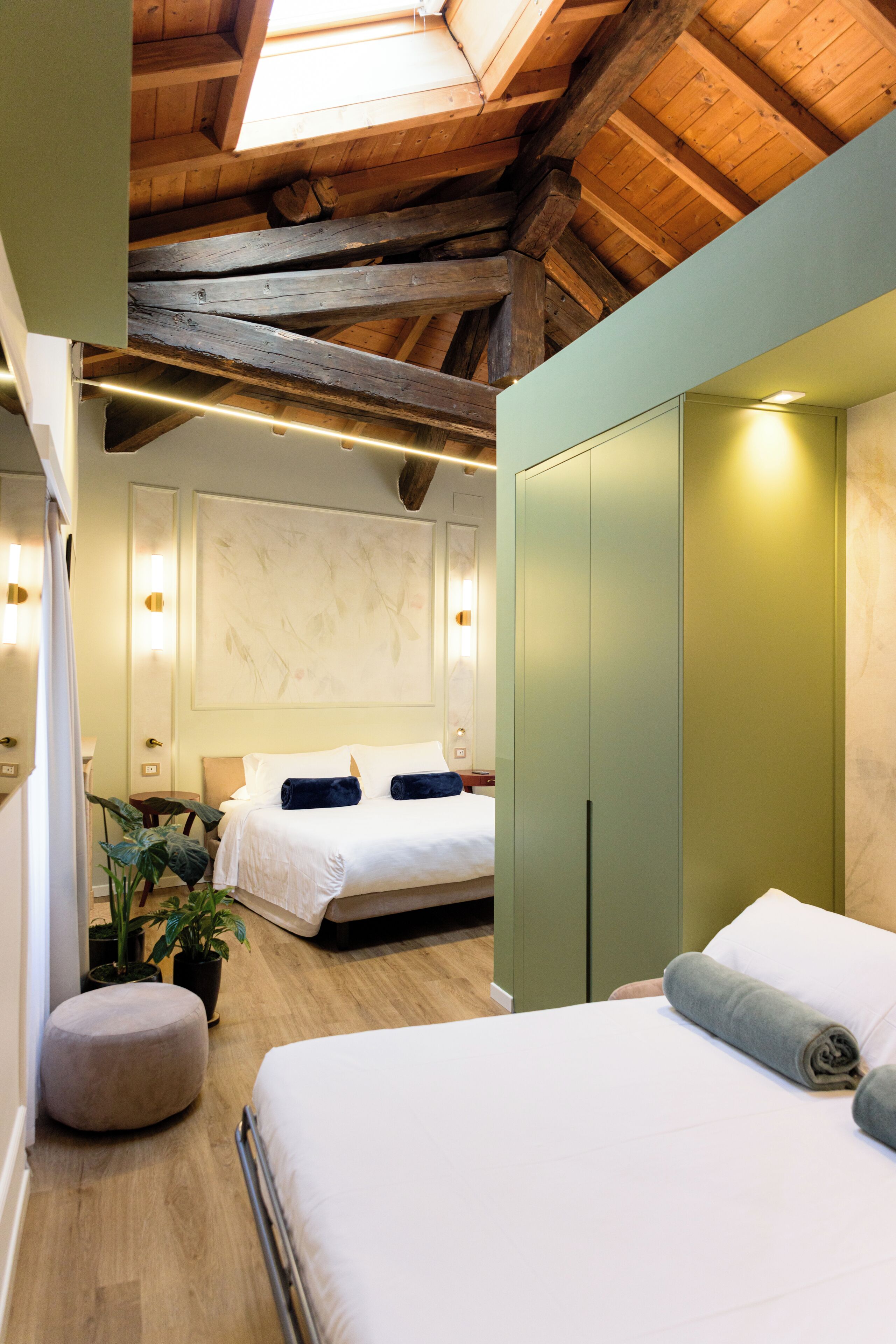Chambre Junior double, 1 grand lit et 1 canapé-lit, salle de bain privée, vue sur la ville | Draps italiens de Frette, literie de qualité, couette en duvet