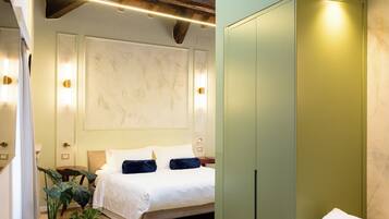Chambre Junior double, 1 grand lit et 1 canapé-lit, salle de bain privée, vue sur la ville | Draps italiens de Frette, literie de qualité, couette en duvet