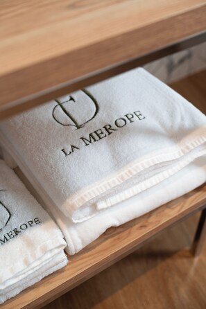 Chambre Double, 1 grand lit et 1 canapé-lit, non-fumeurs, salle de bains privée | Salle de bain | Douche, douche à « effet pluie », articles de toilette écologiques