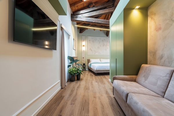 Junior-Doppelzimmer, 1 Queen-Bett und Schlafsofa, eigenes Bad, Stadtblick | Wohnbereich | 50-Zoll-Smart-TV mit Digitalempfang