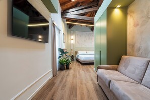 Junior Double Room, 1 Queen Bed with Sofa bed, Private Bathroom, City View | Living area | 50-inch Smart TV with digital channels - La Merope Guest House de Charme (Verona)