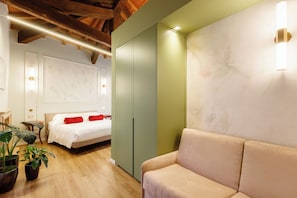 Habitación junior doble, 1 cama de matrimonio con sofá cama, baño privado, vistas a la ciudad | Sábanas italianas Frette y ropa de cama de alta calidad