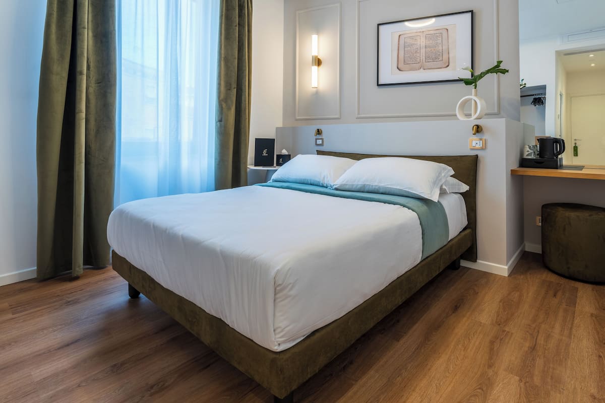 Double Room, 1 Queen Bed, Non Smoking, Private Bathroom | Free WiFi