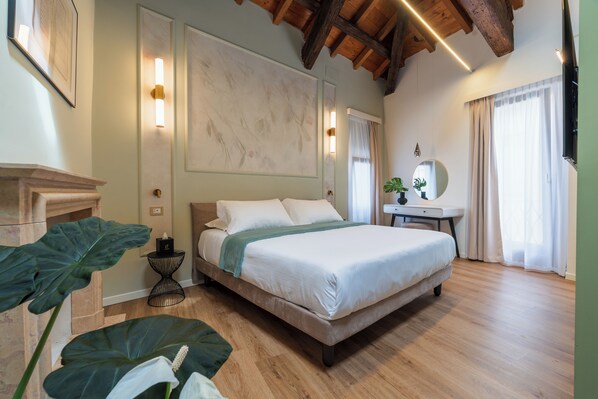 Chambre Double Junior, 1 grand lit et 1 canapé-lit, salle de bains privée, vue ville | Draps italiens Frette, literie de qualité supérieure