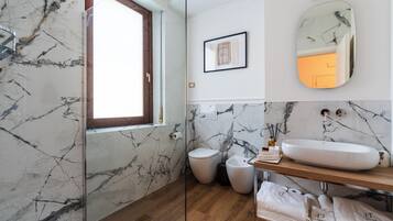 Superior Double Room, 1 Queen Bed with Sofa bed, Non Smoking, Private Bathroom | Bathroom