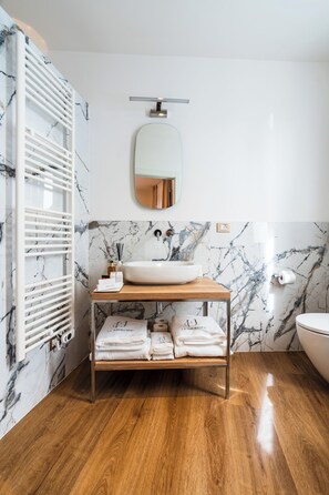 Chambre Double, 1 grand lit et 1 canapé-lit, non-fumeurs, salle de bains privée | Salle de bain | Douche, douche à « effet pluie », articles de toilette écologiques