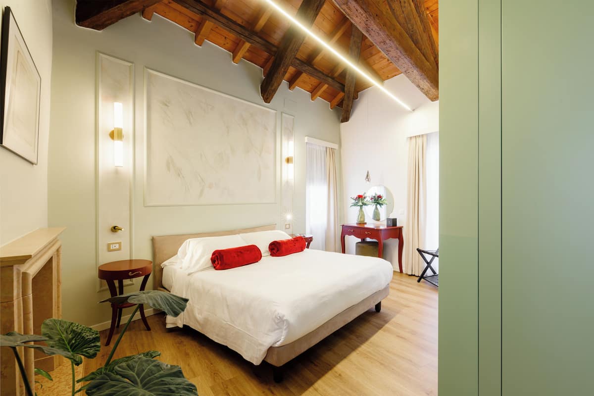 Habitación doble junior, 1 cama Queen size y sofá cama, baño privado, vista a la ciudad | Sábanas italianas Frette, ropa de cama de alta calidad y edredón
