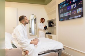 Habitación junior doble, 1 cama de matrimonio con sofá cama, baño privado, vistas a la ciudad | Sábanas italianas Frette y ropa de cama de alta calidad