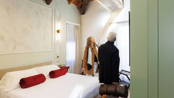 Une chambre d’hôtel avec un grand lit, un plafond en bois et une vue sur l’extérieur.