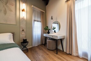Junior Double Room, 1 Queen Bed with Sofa bed, Private Bathroom, City View | Frette Italian sheets, premium bedding, down duvets, Select Comfort beds - La Merope Guest House de Charme (Verona)