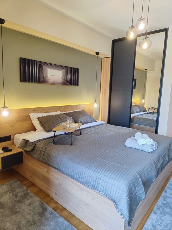 1 dormitorio, tabla de planchar con plancha, wifi y ropa de cama