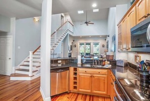 Køleskab, mikrobølgeovn, ovn, kogeplade