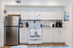 Fridge, microwave, oven, stovetop - 517 Sunsuite (Fripp Island)