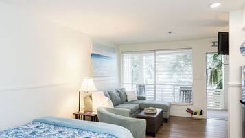 Tabla de planchar con plancha, wifi gratis y ropa de cama