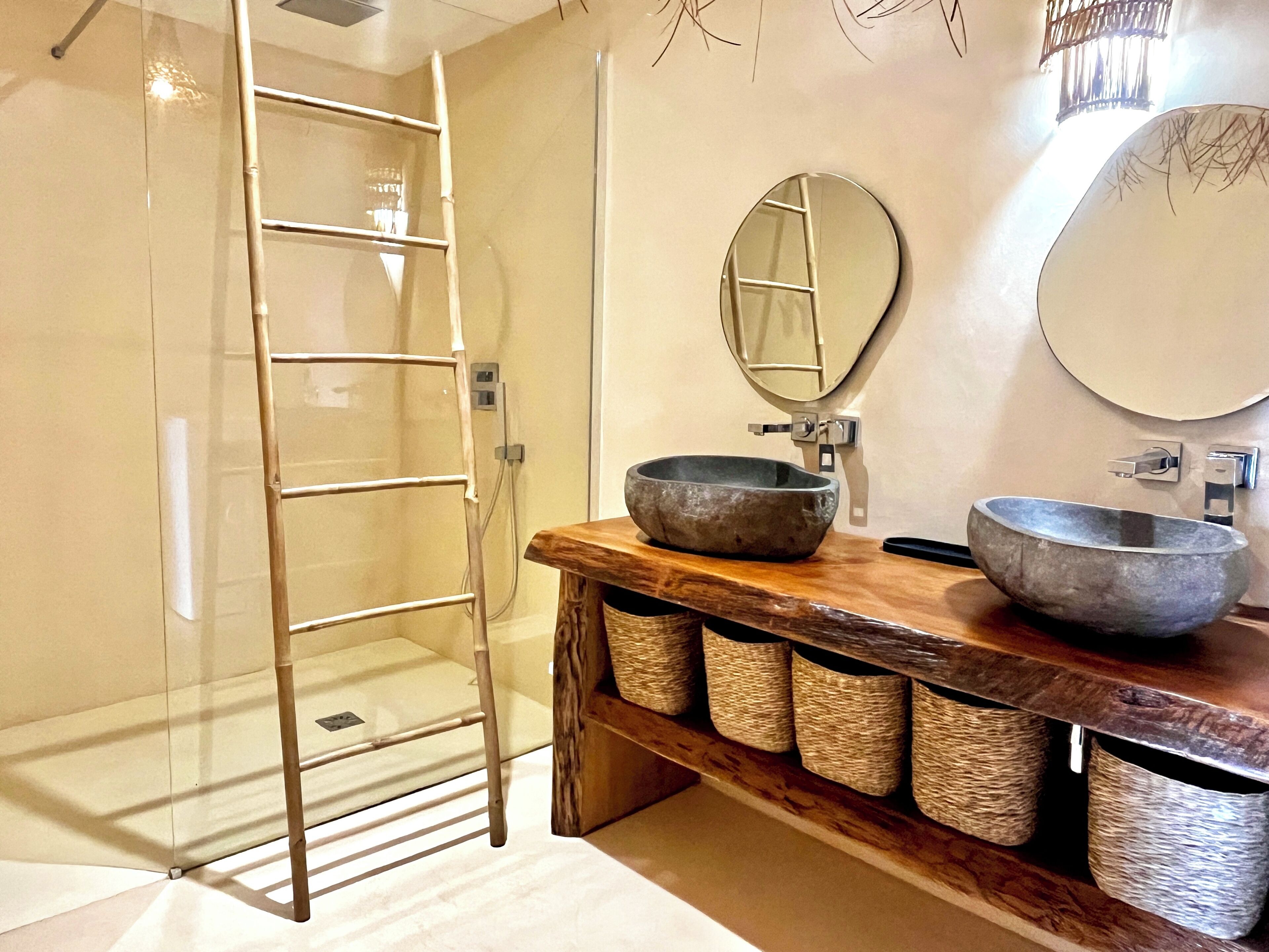Douche, séchoir à cheveux, serviettes fournies, savon