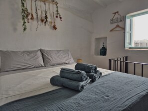 1 slaapkamer, een strijkplank/strijkijzer, gratis wifi, beddengoed