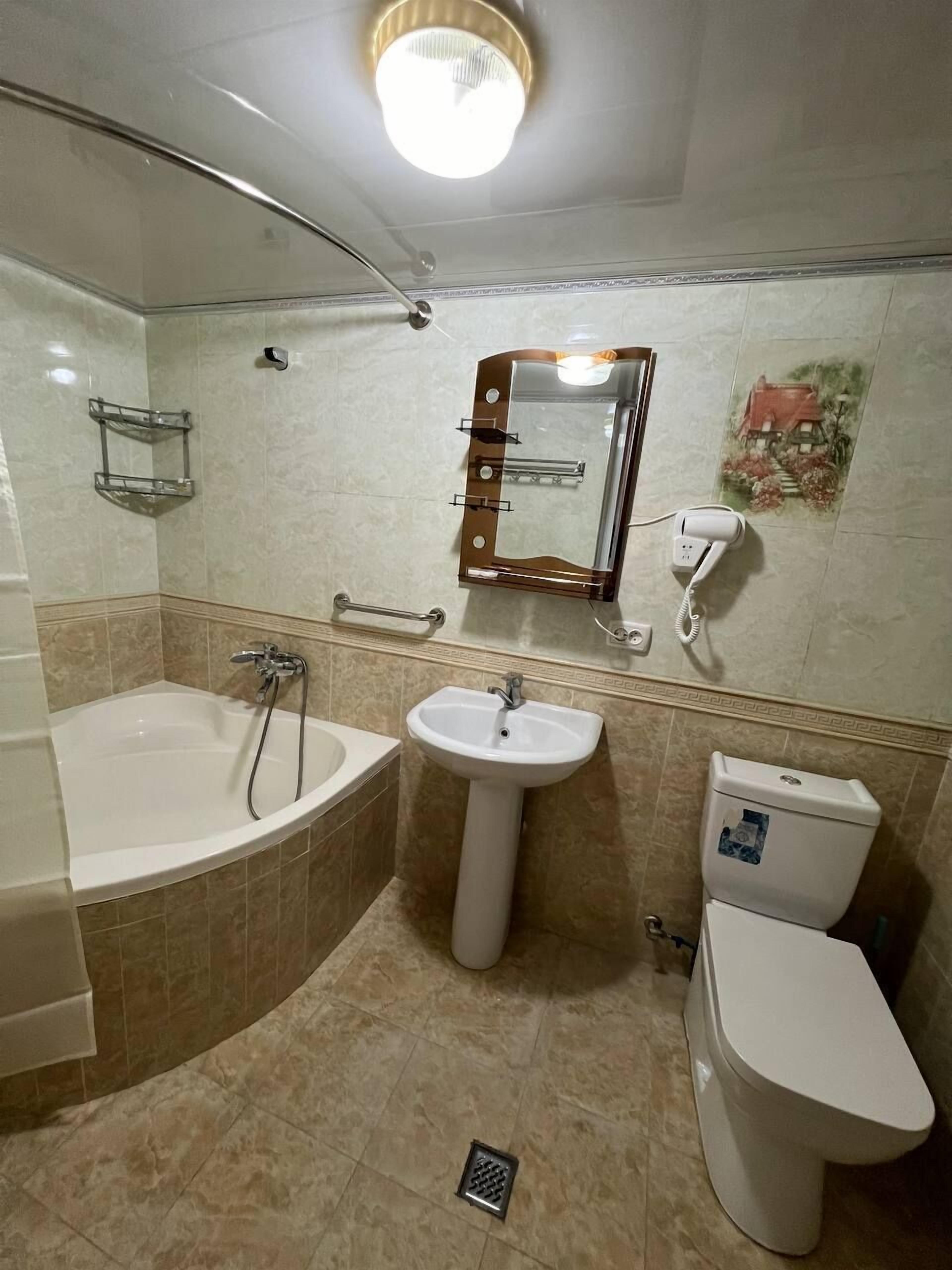 Kahden hengen classic-huone (yksi tai kaksi sänkyä), patio | Kylpyhuone | Kylpyamme, ilmaiset hygieniatuotteet, hiustenkuivaaja, tohvelit