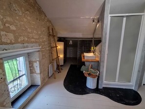 Douche, séchoir à cheveux, serviettes fournies, savon