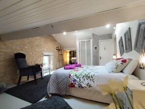 Une chambre à coucher avec un lit, une chaise, un bureau et une fenêtre.