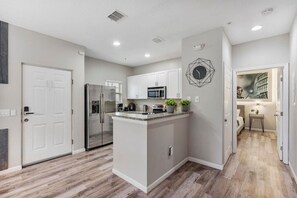 Fridge, microwave, oven, stovetop - Thematic 4 bdr near Disney 22101 (Kissimmee)