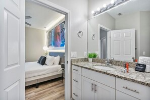 4 Schlafzimmer, Schreibtisch, Bügeleisen/Bügelbrett, Reisekinderbett