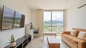 Appartement Supérieur, balcon, vue montagne | Coin séjour | Télévision à écran plat de 48 pouces avec chaînes numériques