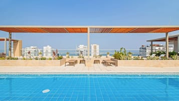 2 piscines extérieures, chaises longues