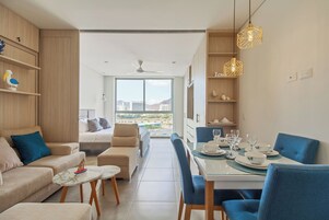 舒适开间, 城市景观 | 起居区 | 48-英寸纯平电视 （配备数码频道）、流媒体服务