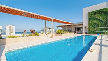 2 outdoor pools, pool loungers