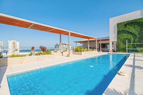 2 utomhuspooler och solstolar