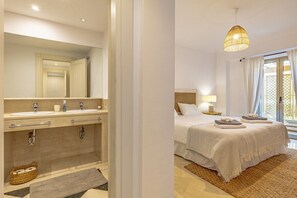 Shower, hair dryer, bidet, towels