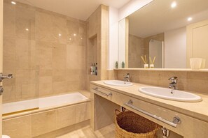 Dusche, Haartrockner, Bidet, Handtücher