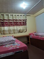 Habitación Confort doble, vistas a la montaña | Escritorio y espacio para trabajar con un portátil