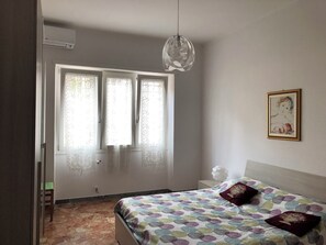 2 bedrooms, desk, iron/ironing board, WiFi