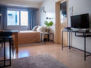 1 bedroom, iron/ironing board, WiFi, bed sheets - Cozy 1-bedroom condo with WiFi, AC in perfect Taguig (Taguig)