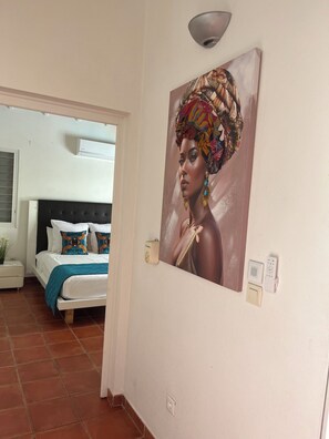 3 habitaciones, escritorio y tabla de planchar con plancha 