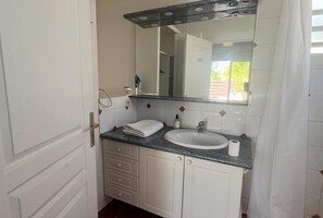 Regadera, secadora de cabello, toallas, jabón 