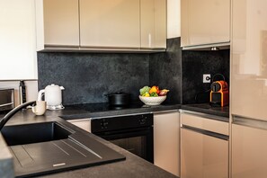 Coffee/tea maker, fridge, oven, stovetop