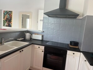 Fridge, oven, stovetop, dishwasher